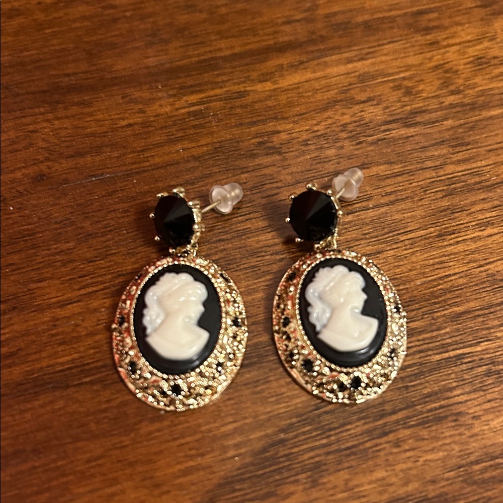🌼2 for $35🌼Elegant Gold and Black Cameo Earrings